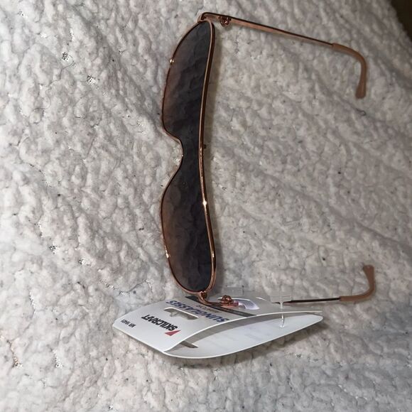 Stylish Rose Gold Aviator Sunglasses - Picture 3 of 8
